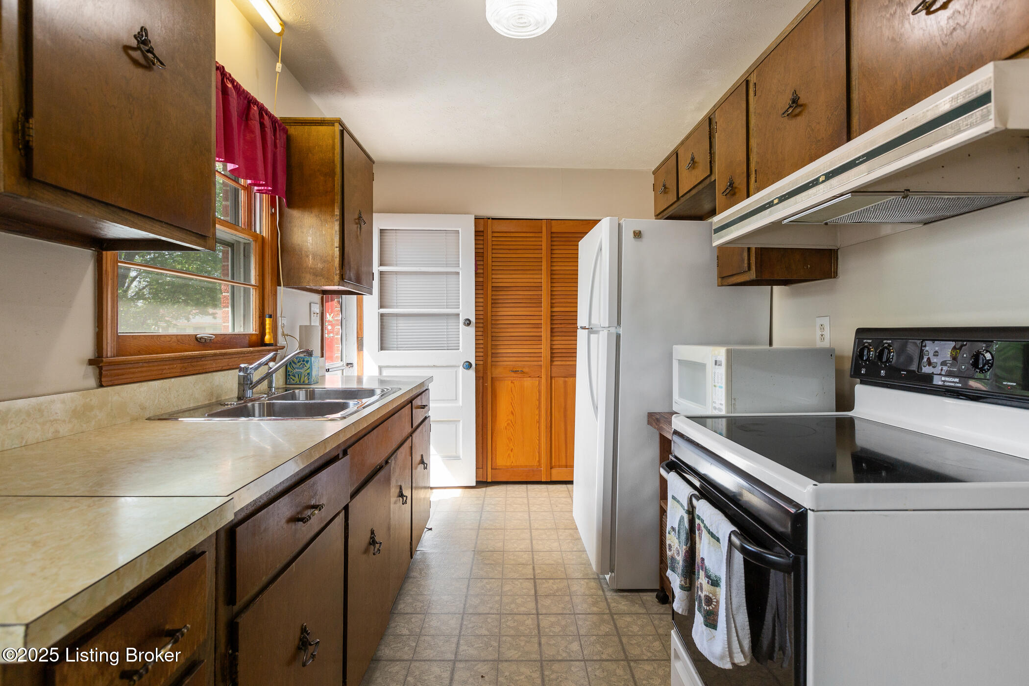 10108 Caven Ave, Louisville, Kentucky image 24