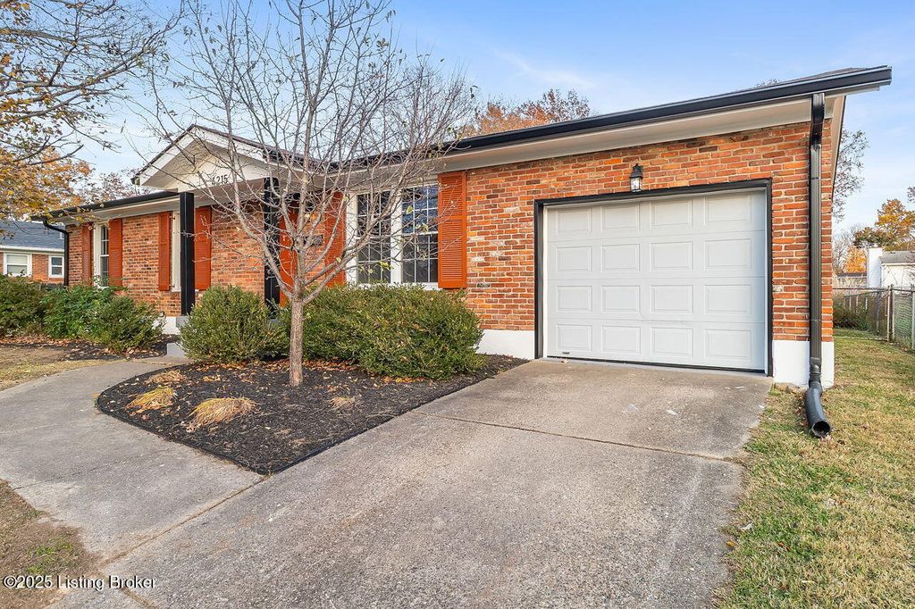 Photo of 4215 Buxton Dr, Louisville, KY 40218 (MLS # 1703504)