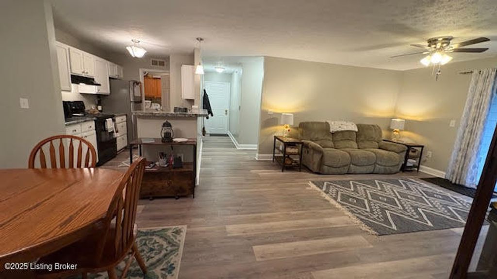 Photo of 3909 Yardley Ct #104, Louisville, KY 40299 (MLS # 1704192)