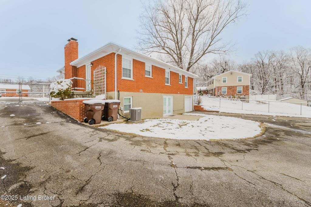 Photo of 10240 Dodge Ln, Louisville, KY 40272 (MLS # 1704782)