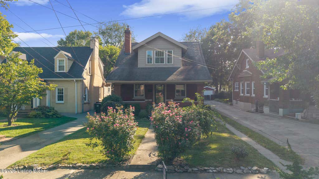 Photo of 208 Oxford Pl, Louisville, KY 40207 (MLS # 1725757)