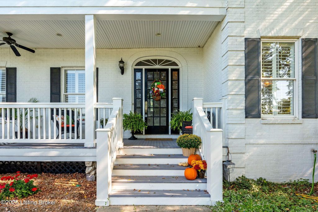 Photo of 4607 Stonelea Pl, La Grange, KY 40031 (MLS # 1698490)