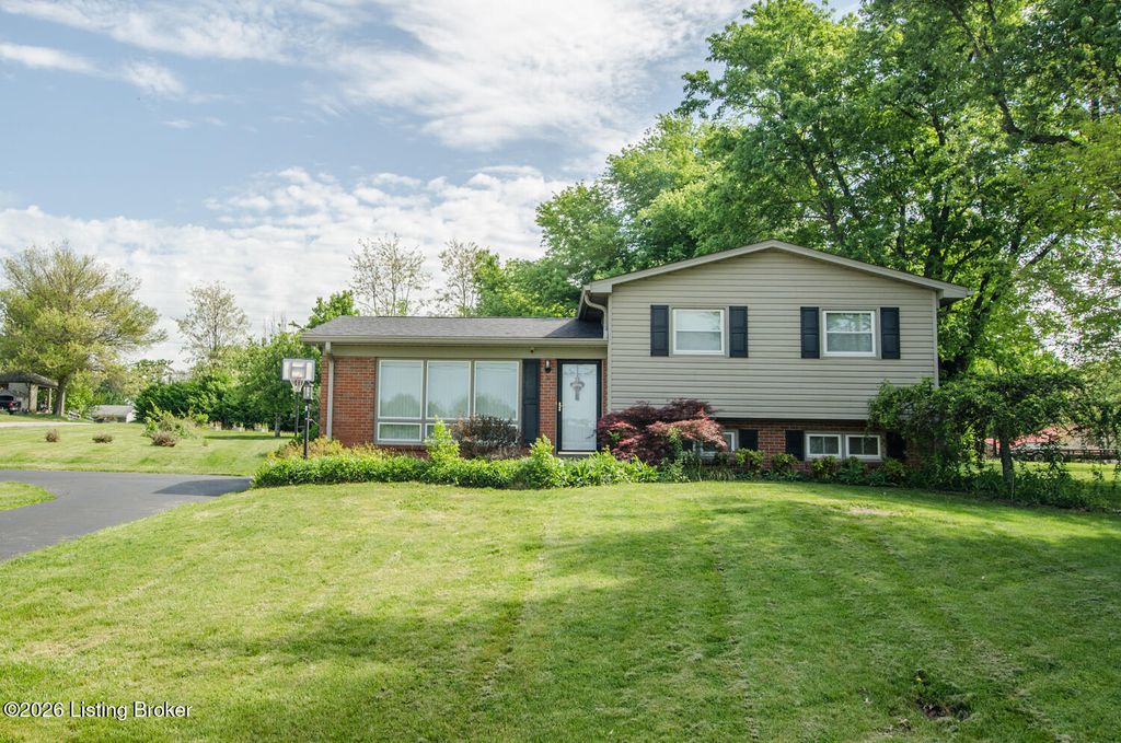 Photo of 318 Shadyview Dr, Eminence, KY 40019 (MLS # 1715247)