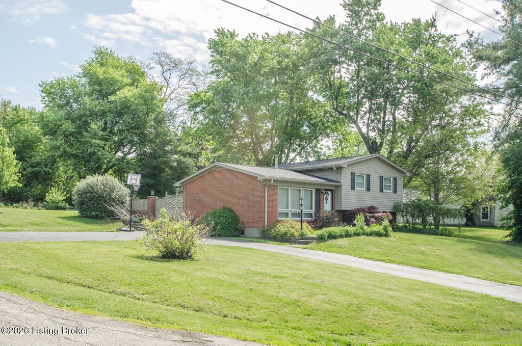 Photo of 318 Shadyview Dr, Eminence, KY 40019 (MLS # 1715247)