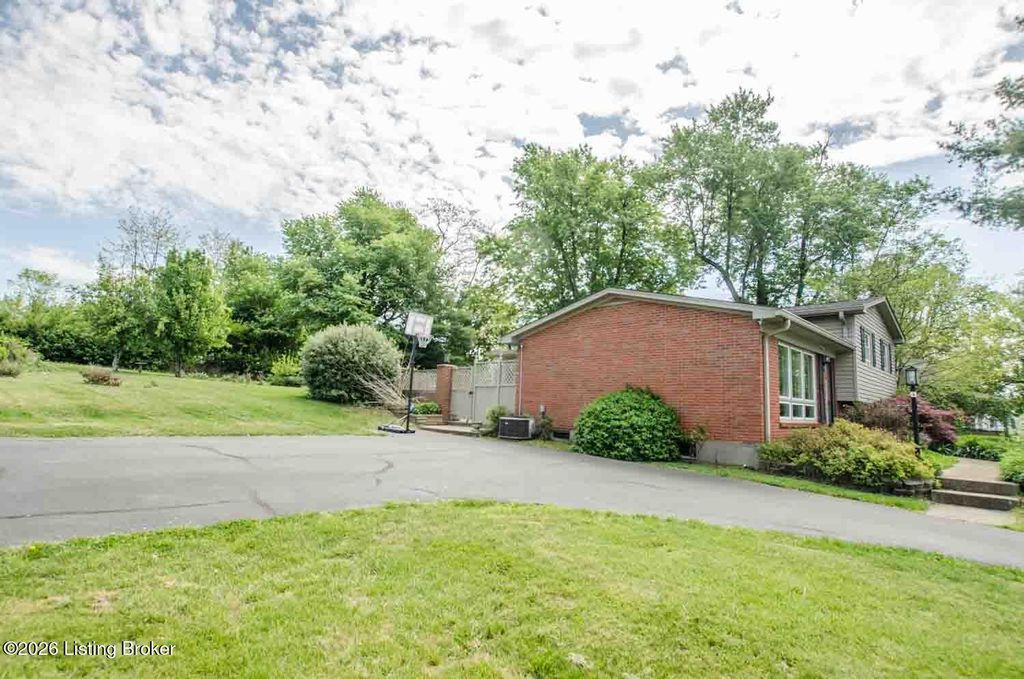 Photo of 318 Shadyview Dr, Eminence, KY 40019 (MLS # 1715247)