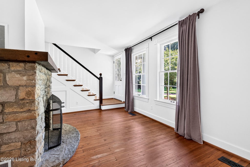 Photo of 1307 Glenbrook Rd, Anchorage, KY 40223 (MLS # 1725859)