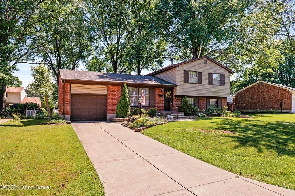Photo of 8006 Perchwood Ct, Louisville, KY 40291 (MLS # 1720437)