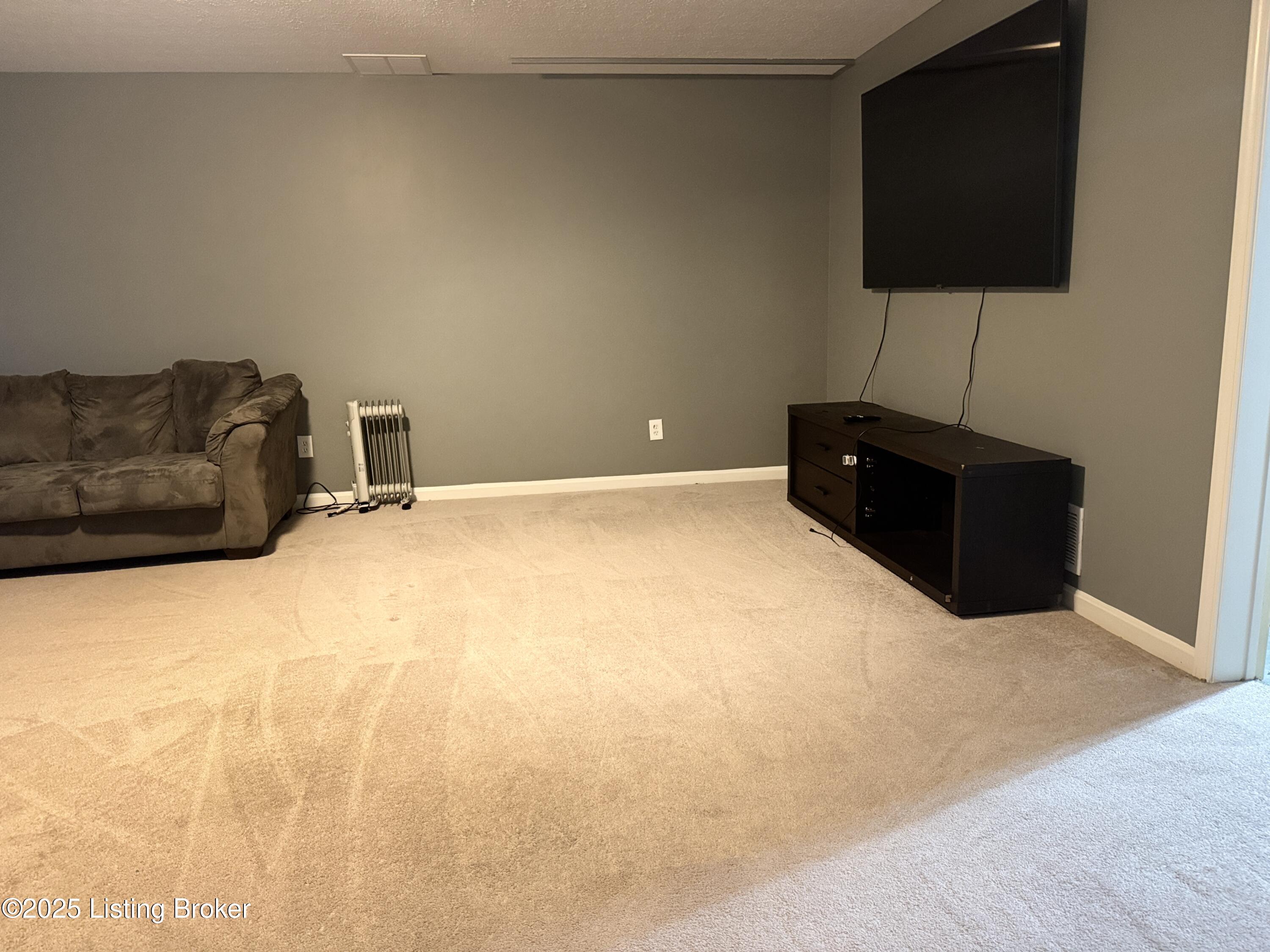 8005 Grandmeadow Ln, Louisville, Kentucky image 35