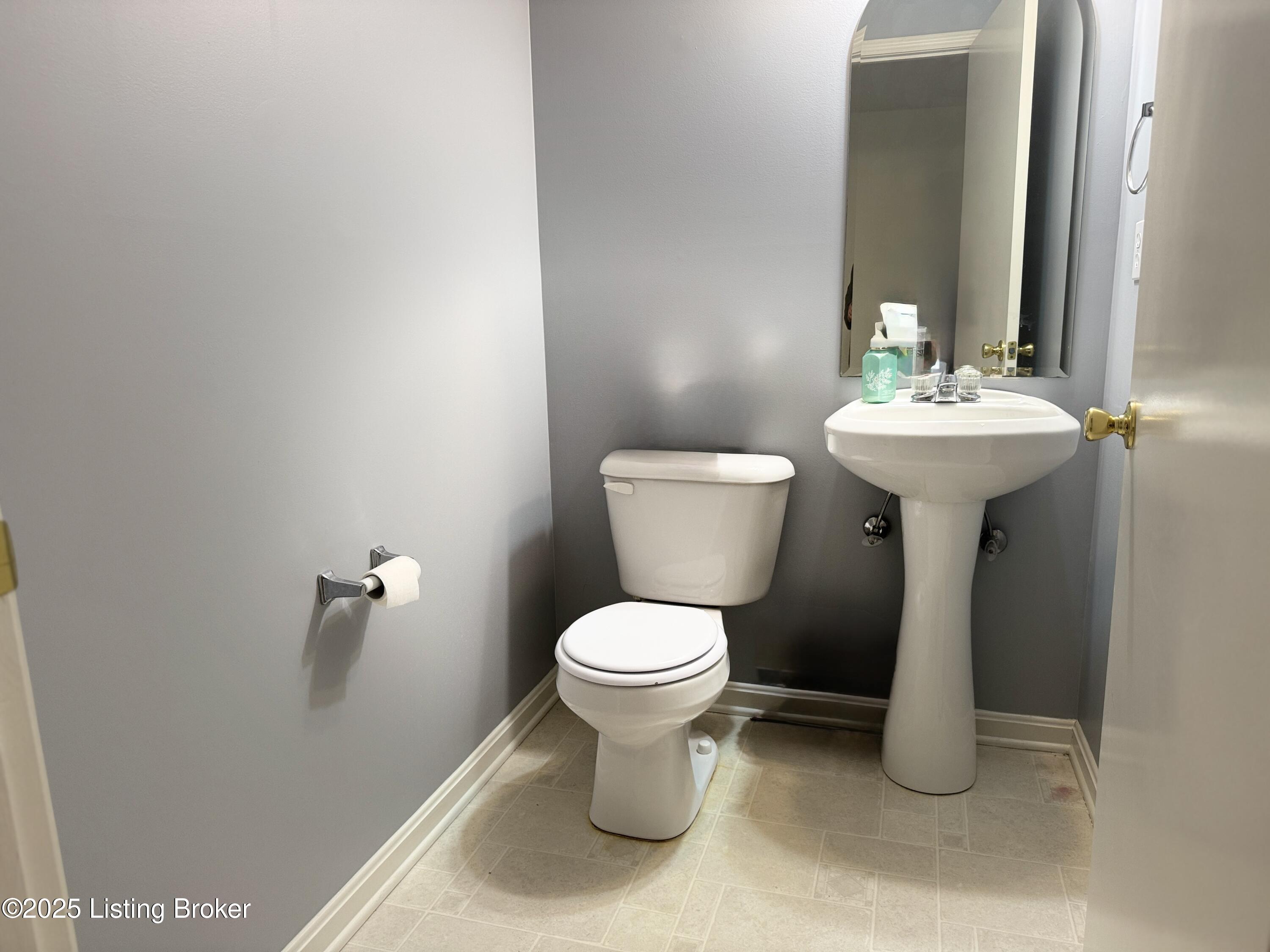 8005 Grandmeadow Ln, Louisville, Kentucky image 31