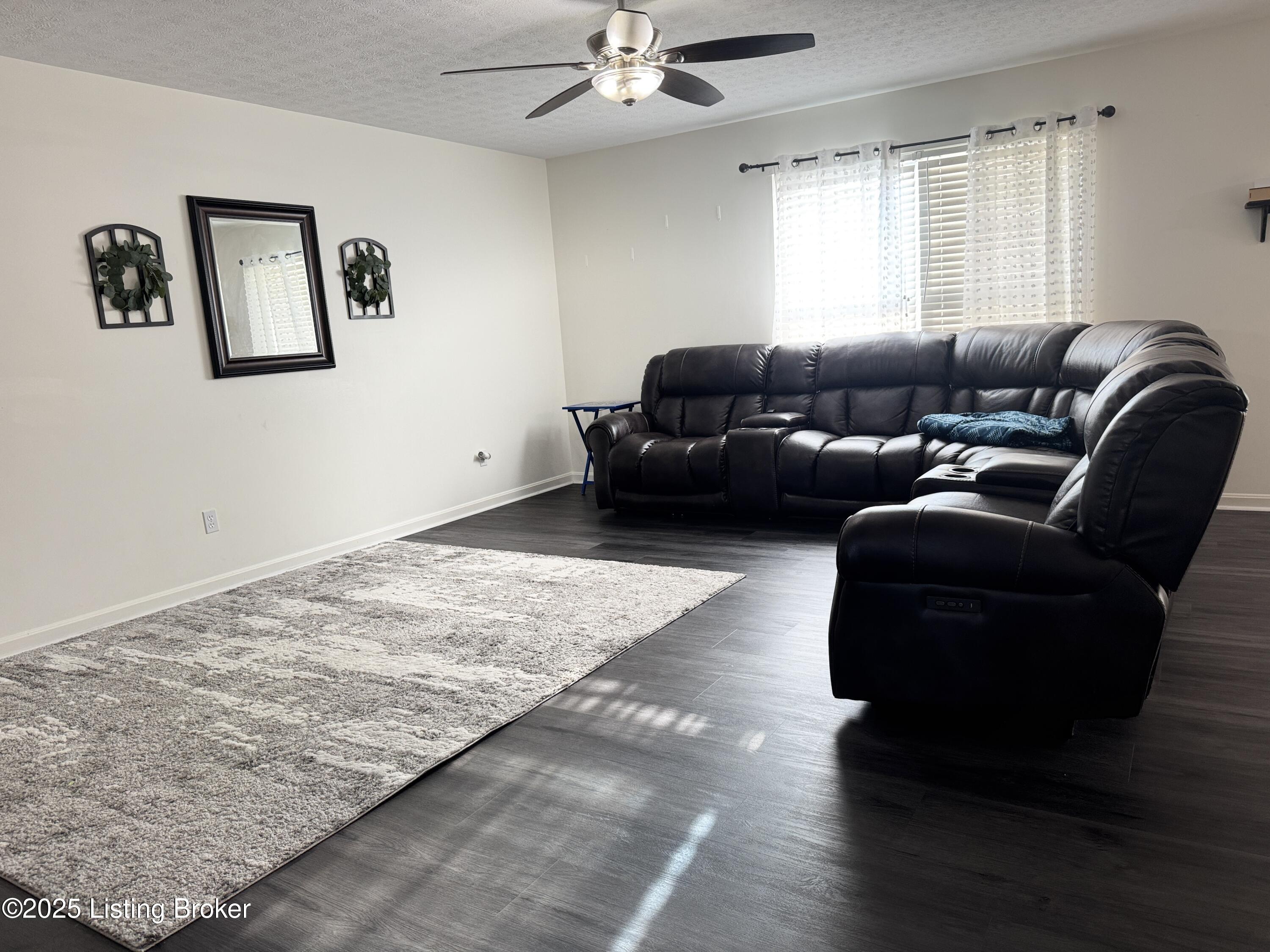 8005 Grandmeadow Ln, Louisville, Kentucky image 6
