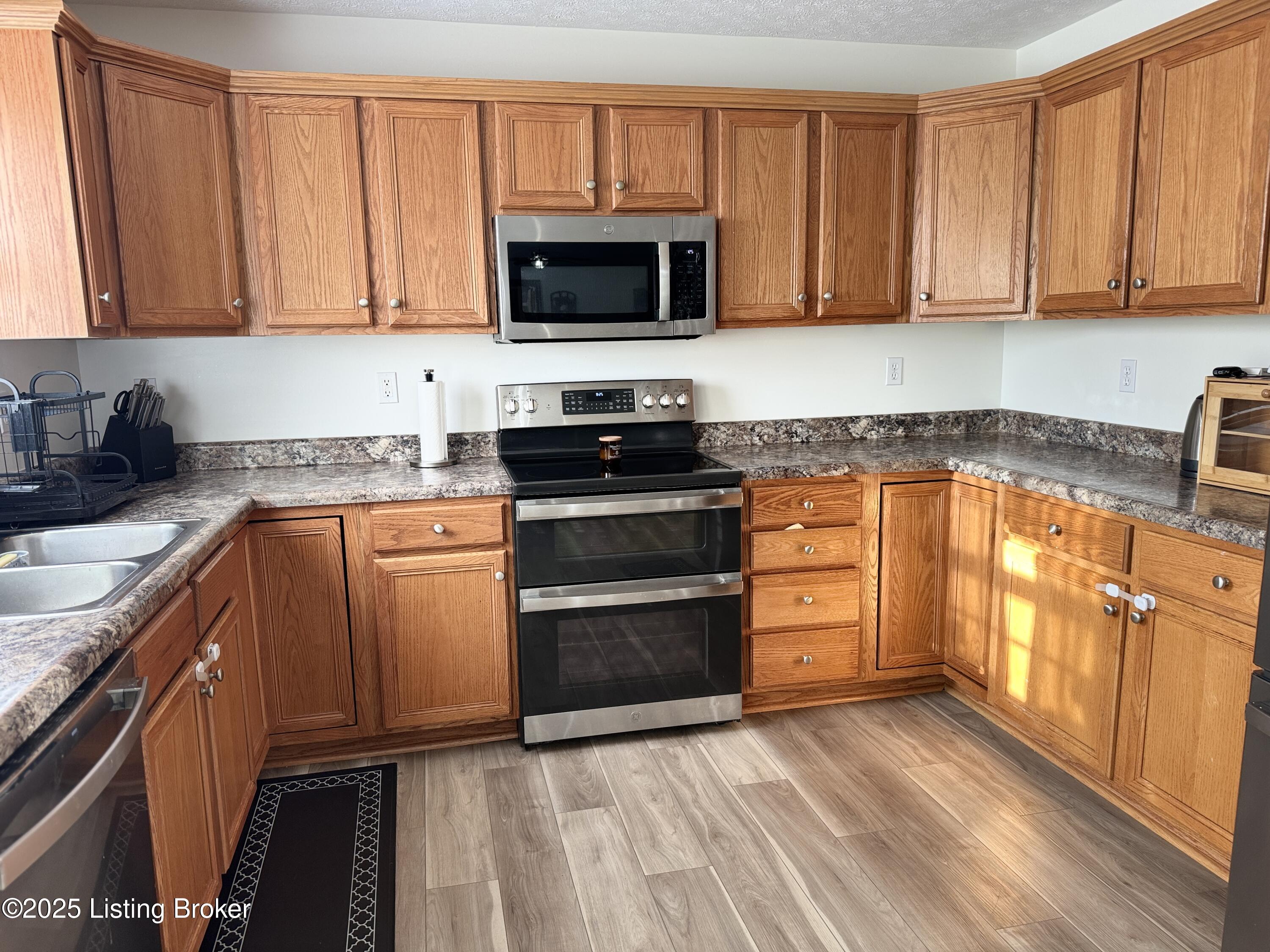 8005 Grandmeadow Ln, Louisville, Kentucky image 8