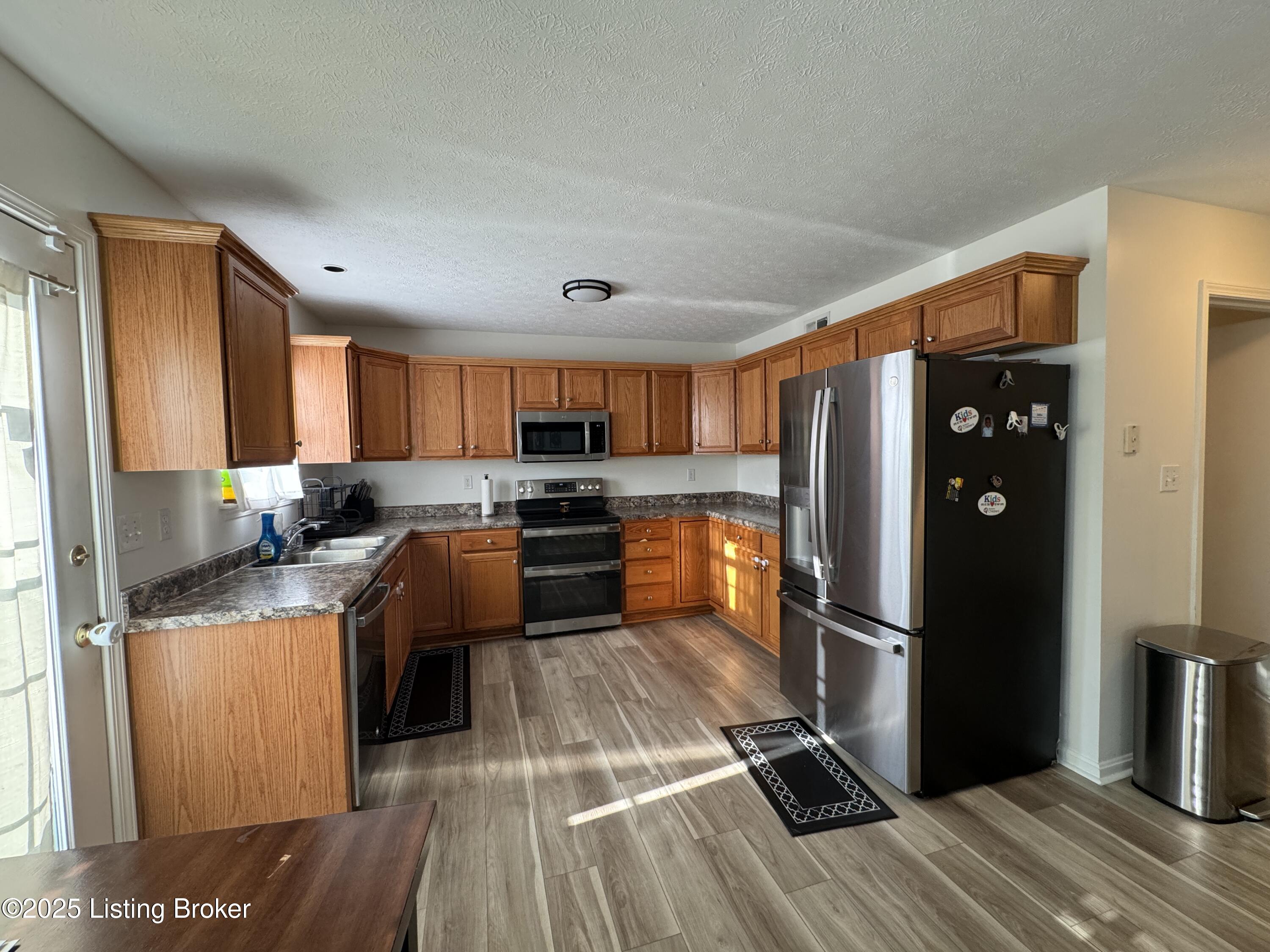 8005 Grandmeadow Ln, Louisville, Kentucky image 9
