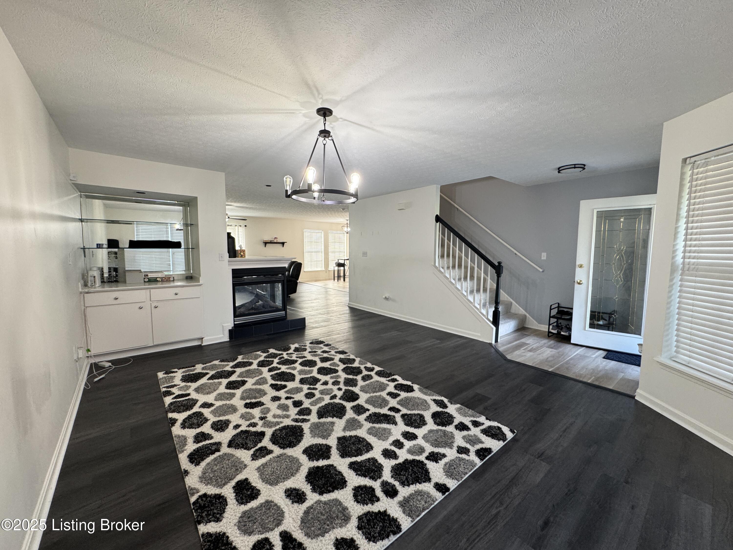 8005 Grandmeadow Ln, Louisville, Kentucky image 4