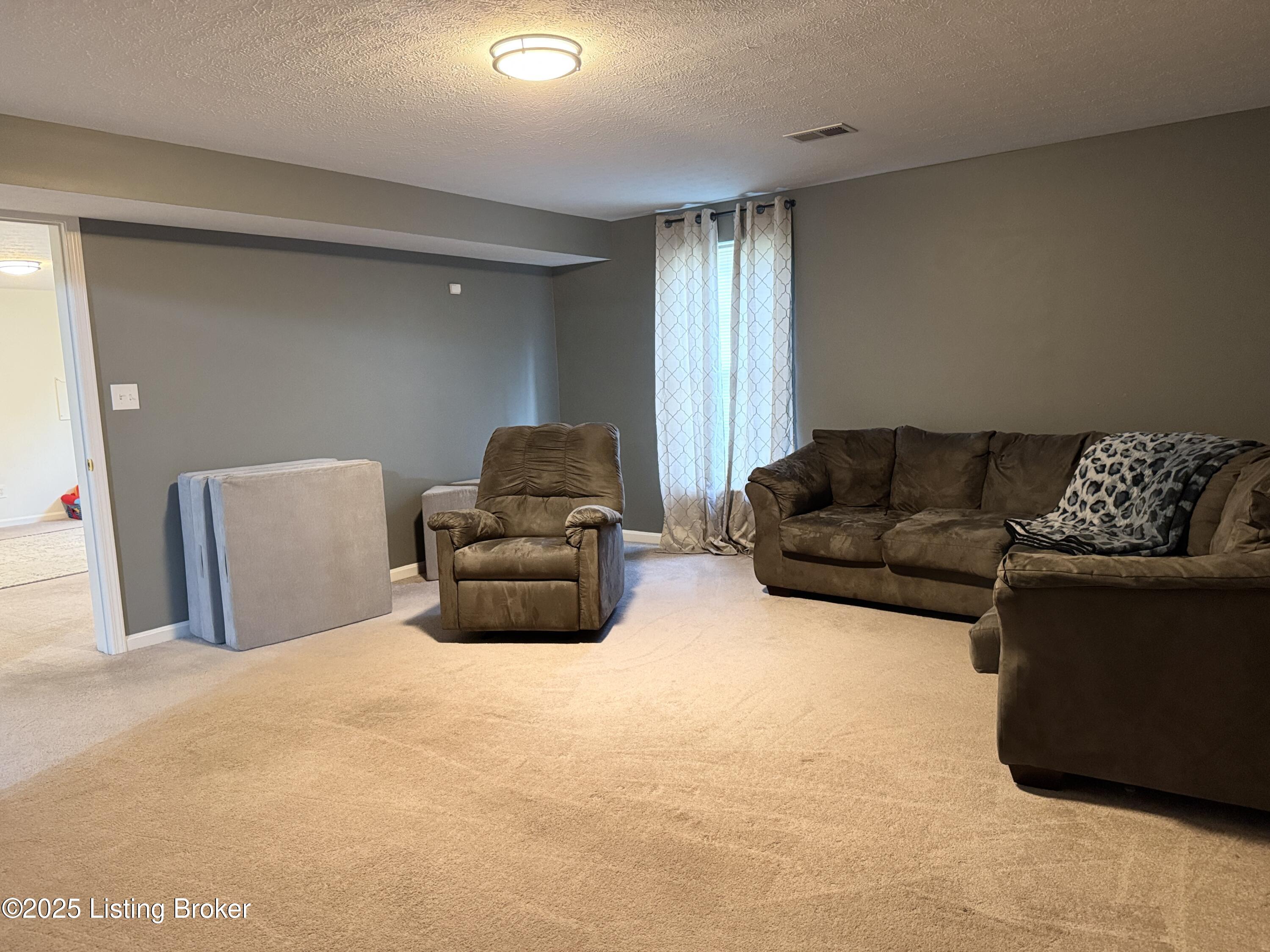 8005 Grandmeadow Ln, Louisville, Kentucky image 32