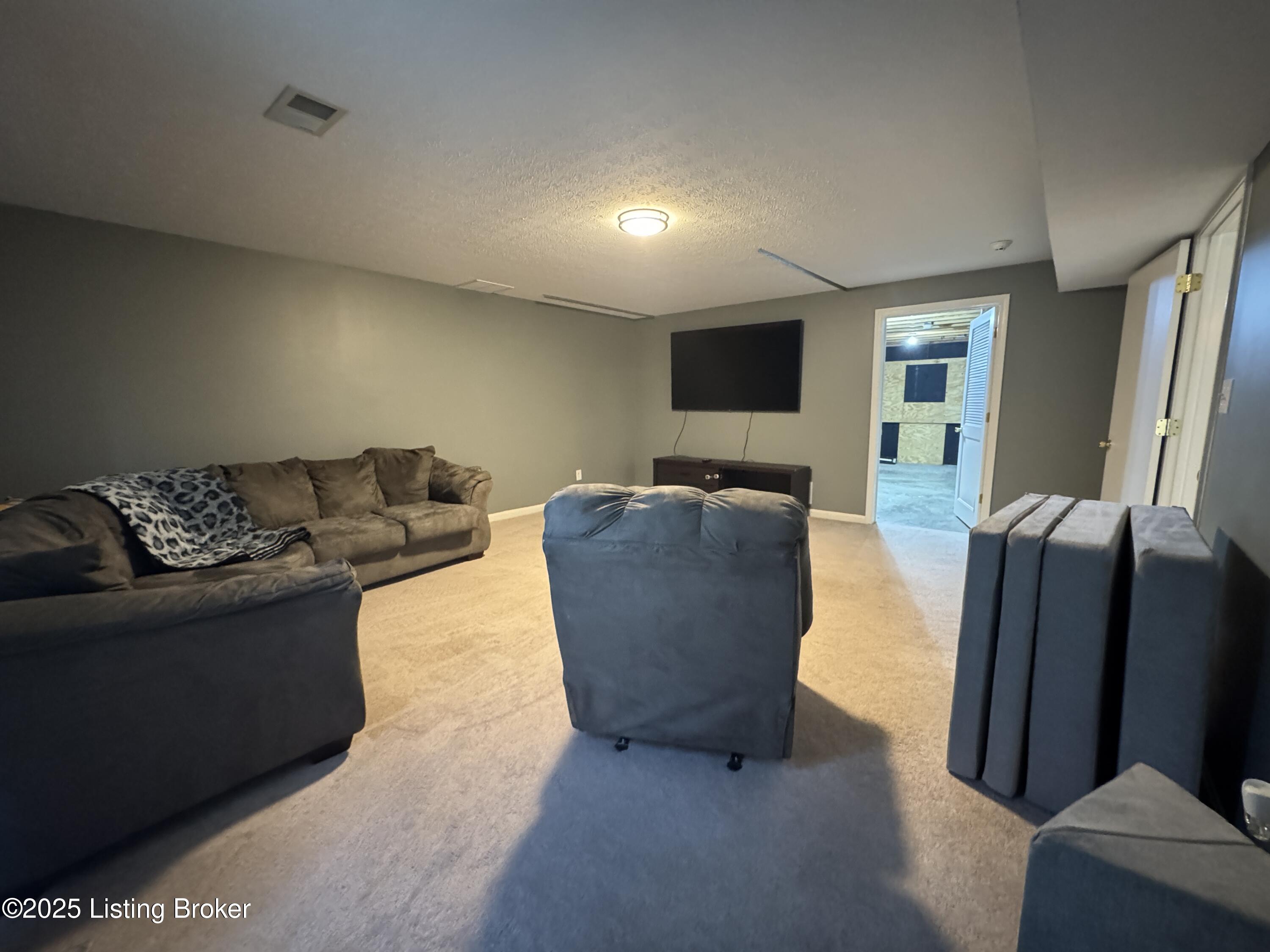 8005 Grandmeadow Ln, Louisville, Kentucky image 33
