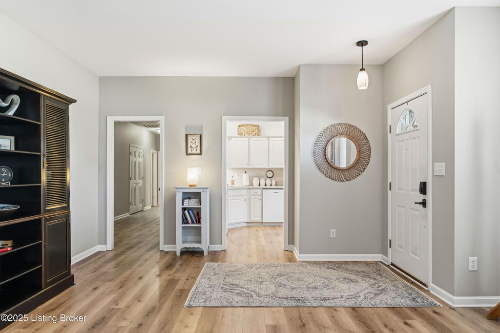 Photo of 411 Turnberry Ln, Shelbyville, KY 40065 (MLS # 1703593)