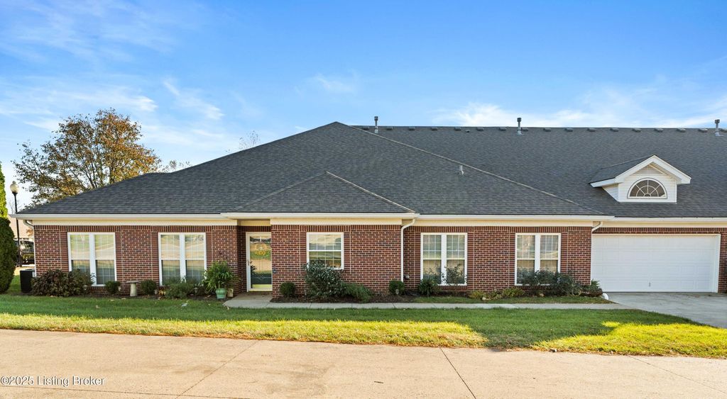 Photo of 411 Turnberry Ln, Shelbyville, KY 40065 (MLS # 1703593)