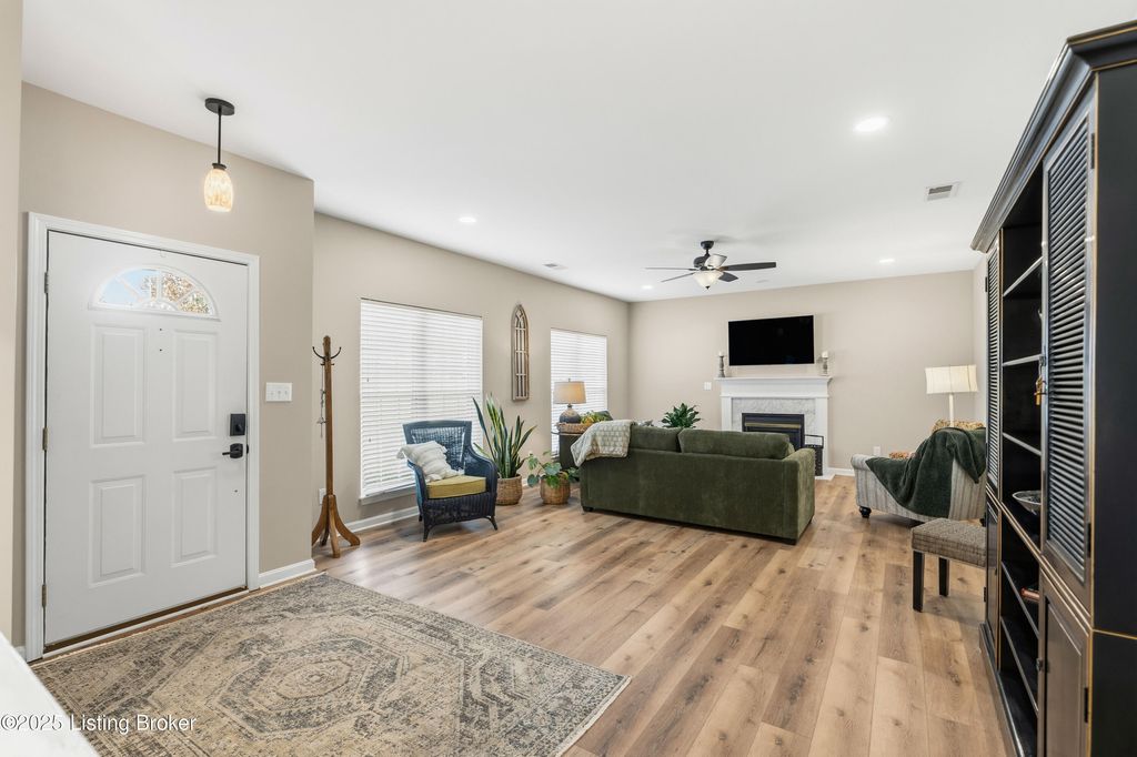 Photo of 411 Turnberry Ln, Shelbyville, KY 40065 (MLS # 1703593)