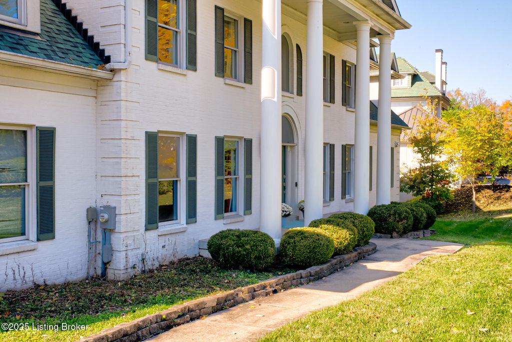 Photo of 1730 Cherokee Terrace, Louisville, KY 40205 (MLS # 1711556)