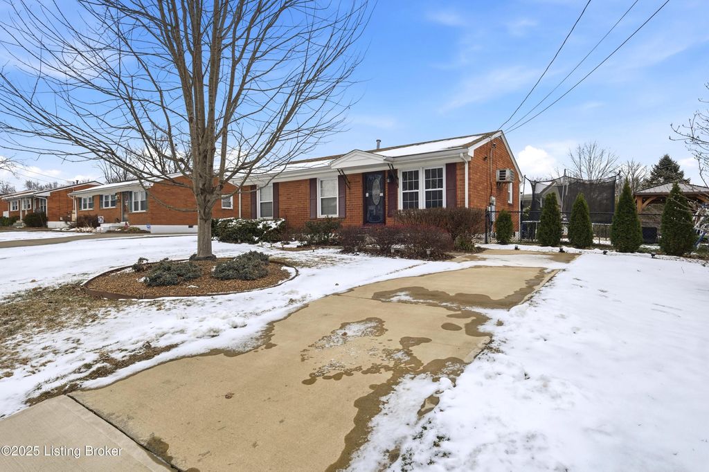 Photo of 6120 Cooper Chapel Rd, Louisville, KY 40229 (MLS # 1705498)