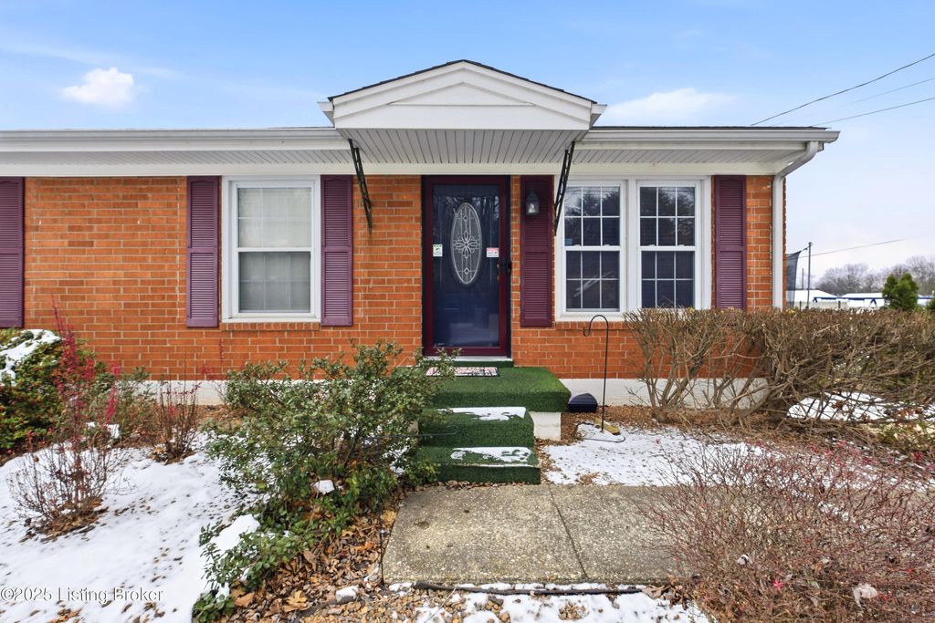 Photo of 6120 Cooper Chapel Rd, Louisville, KY 40229 (MLS # 1705498)