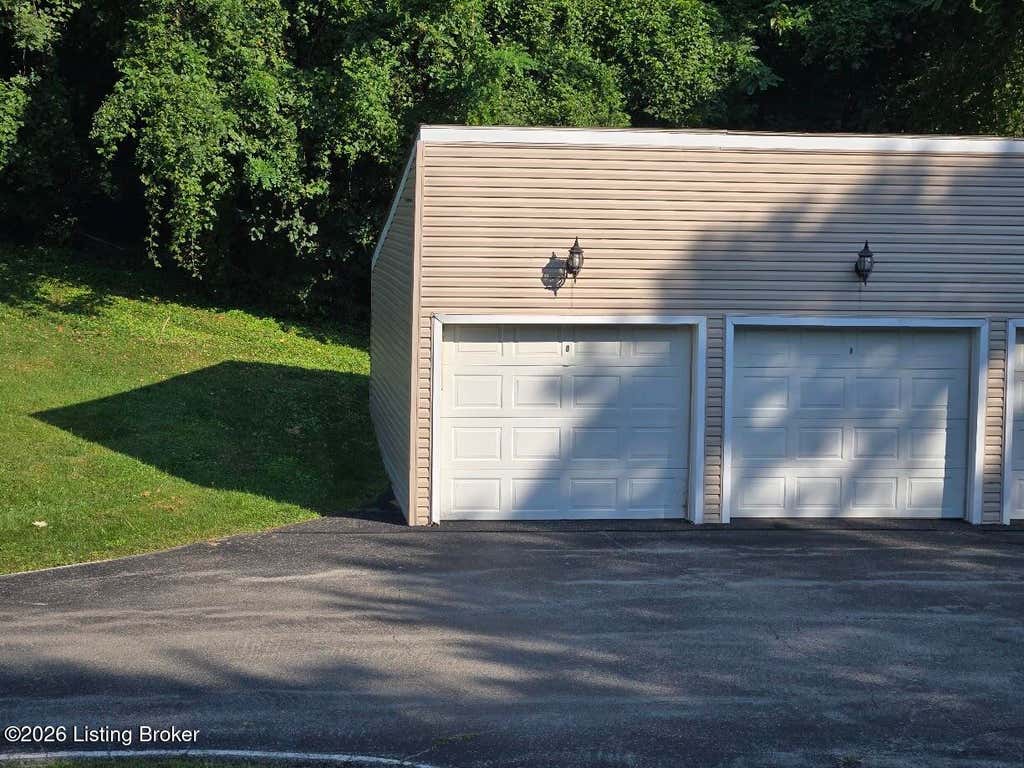 Photo of 4116 Stoneview Dr #APT 4, Louisville, KY 40207 (MLS # 1725900)