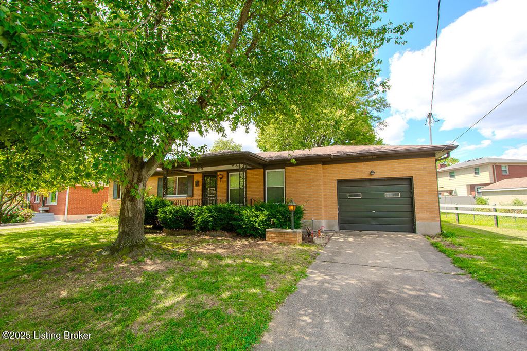 Photo of 4106 Wallingford Ln, Louisville, KY 40218 (MLS # 1705410)