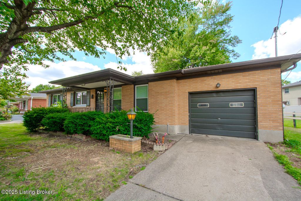 Photo of 4106 Wallingford Ln, Louisville, KY 40218 (MLS # 1705410)