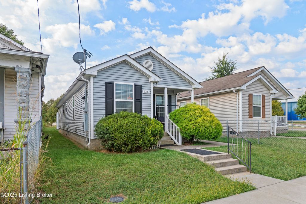 Photo of 818 W St Catherine St, Louisville, KY 40203 (MLS # 1704235)