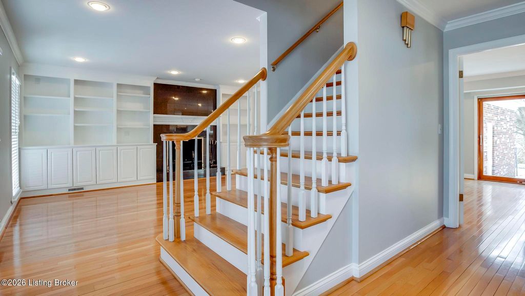 Photo of 2002 Bainbridge Row Dr, Louisville, KY 40207 (MLS # 1708648)