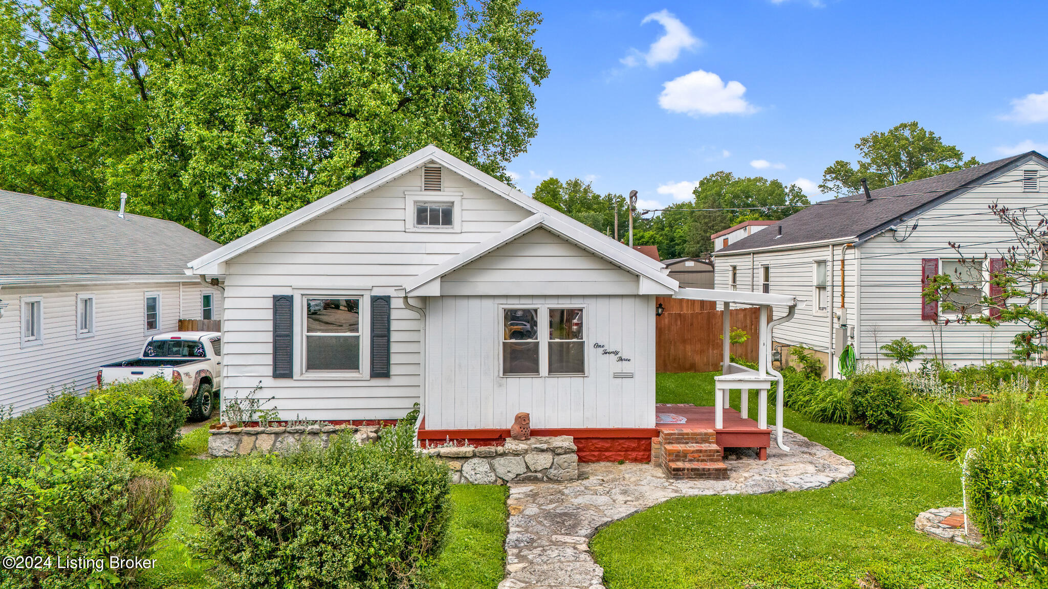 Photo 1 of 32 — 123 E Woodlawn Ave, Louisville, KY 40214
