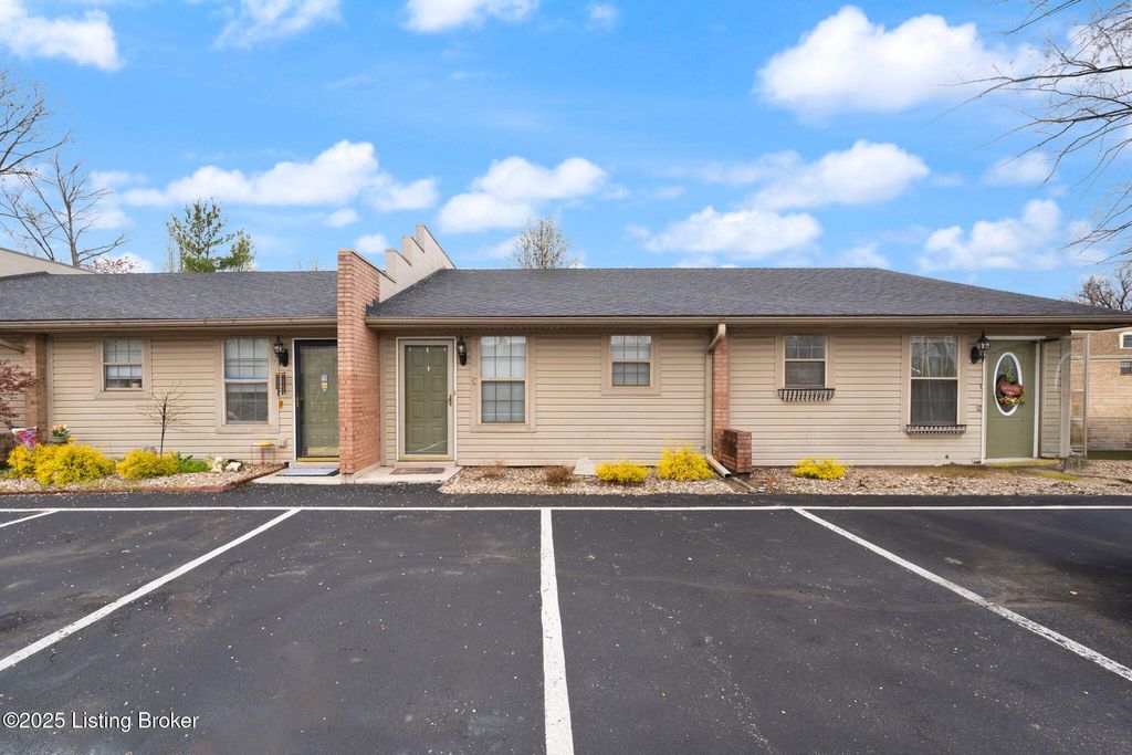 Photo of 708 Victoria Ct, New Albany, IN 47150 (MLS # 1708733)