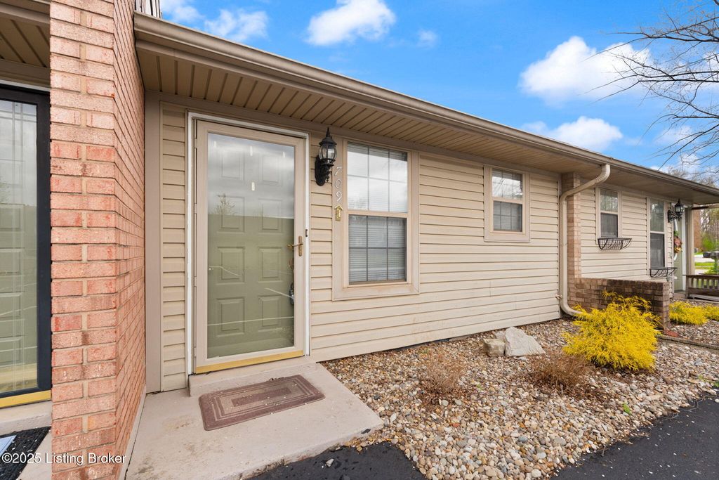 Photo of 708 Victoria Ct, New Albany, IN 47150 (MLS # 1708733)