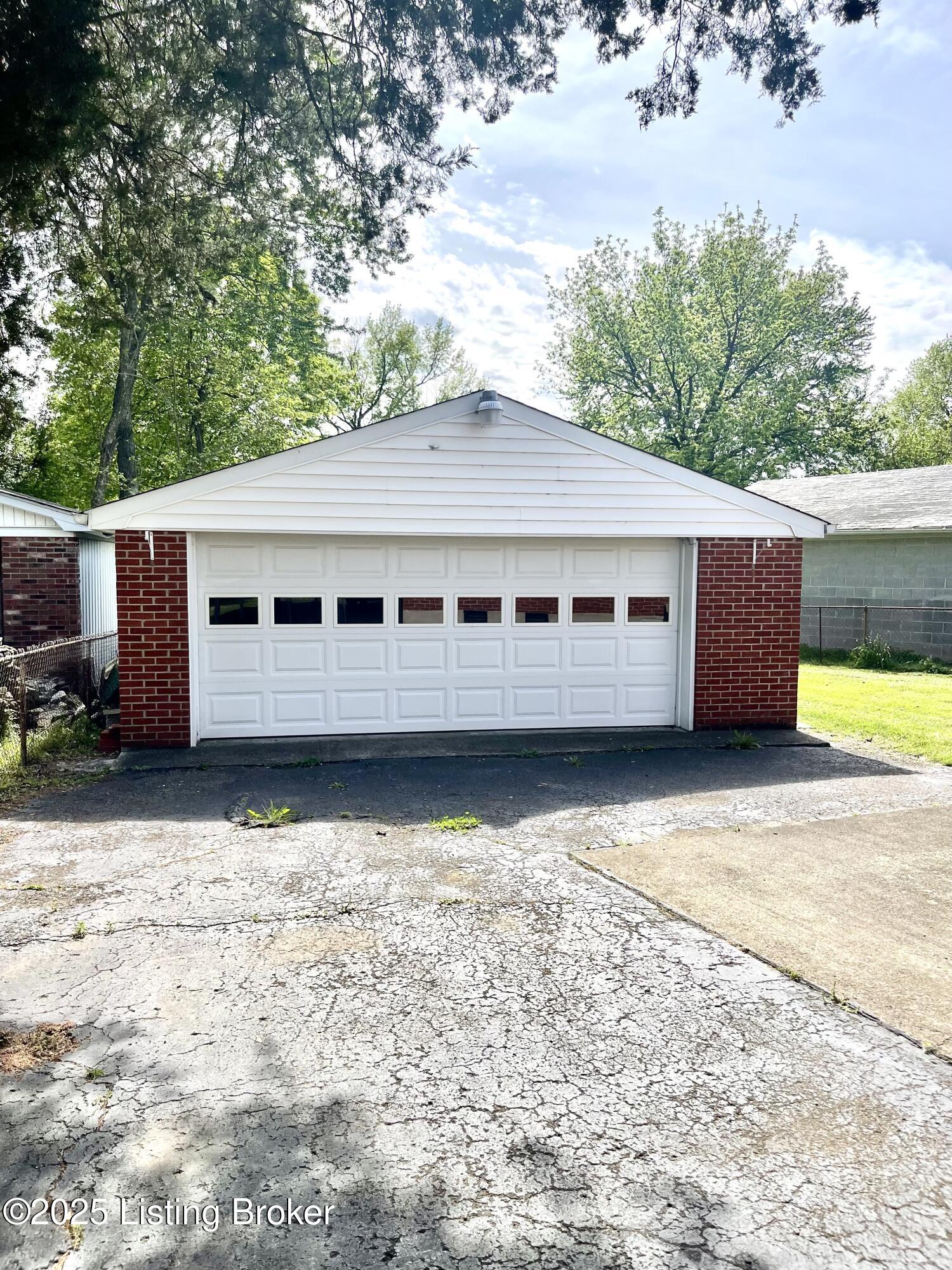9820 Seville Dr, Louisville, Pennsylvania image 4