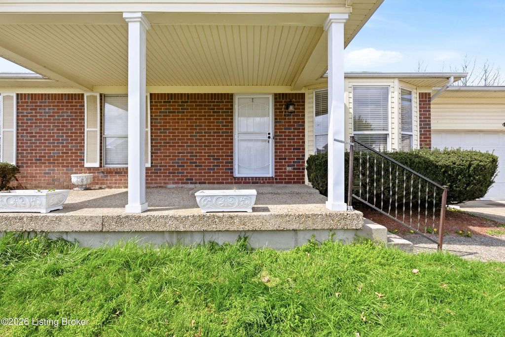 Photo of 4702 Unseld Blvd, Louisville, KY 40218 (MLS # 1713438)