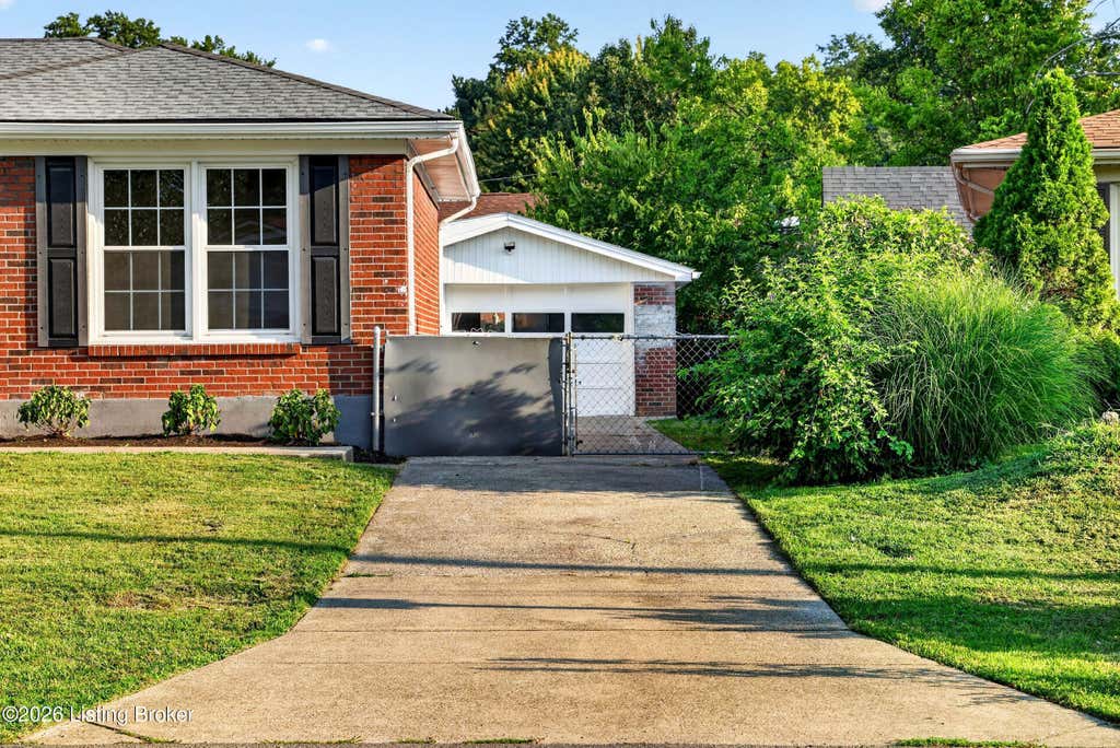 Photo of 1520 Lou Gene Ave, Louisville, KY 40216 (MLS # 1725693)
