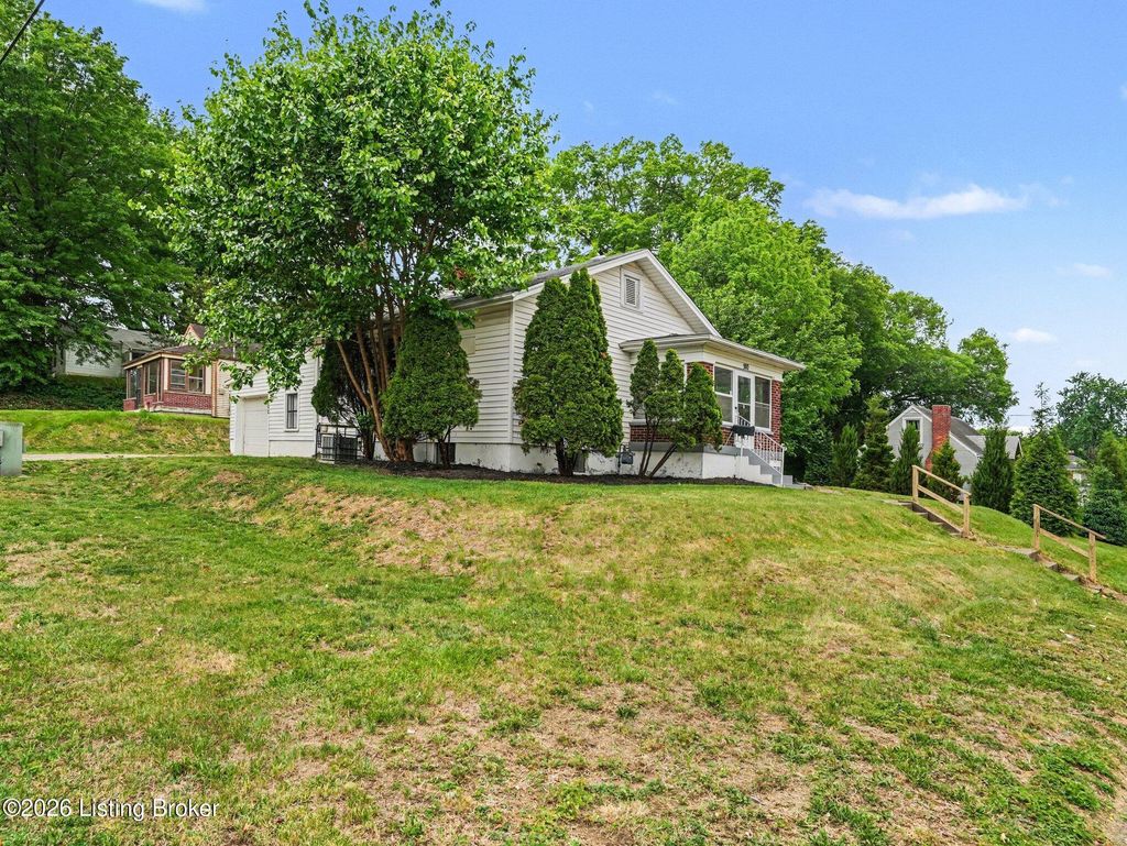 Photo of 900 W Ashland Ave, Louisville, KY 40215 (MLS # 1715846)