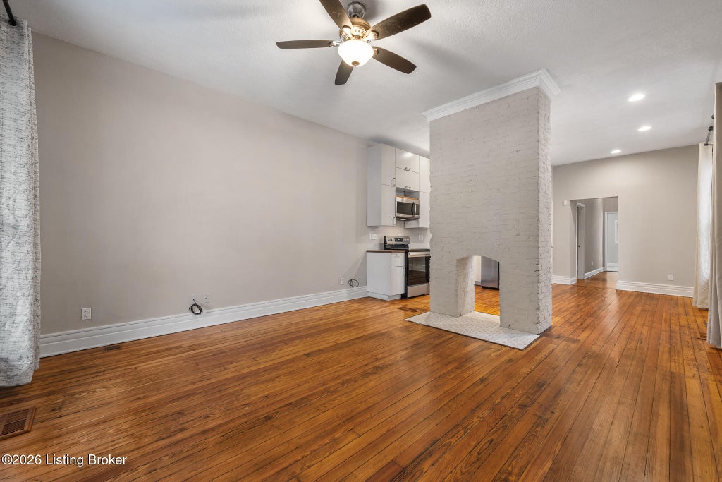 Photo of 611 E Oak St, Louisville, KY 40203 (MLS # 1731316)