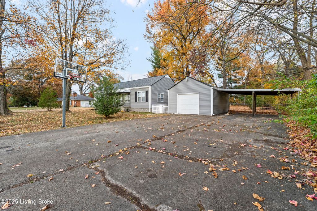 Photo of 619 Watterson Way, Louisville, KY 40243 (MLS # 1704605)