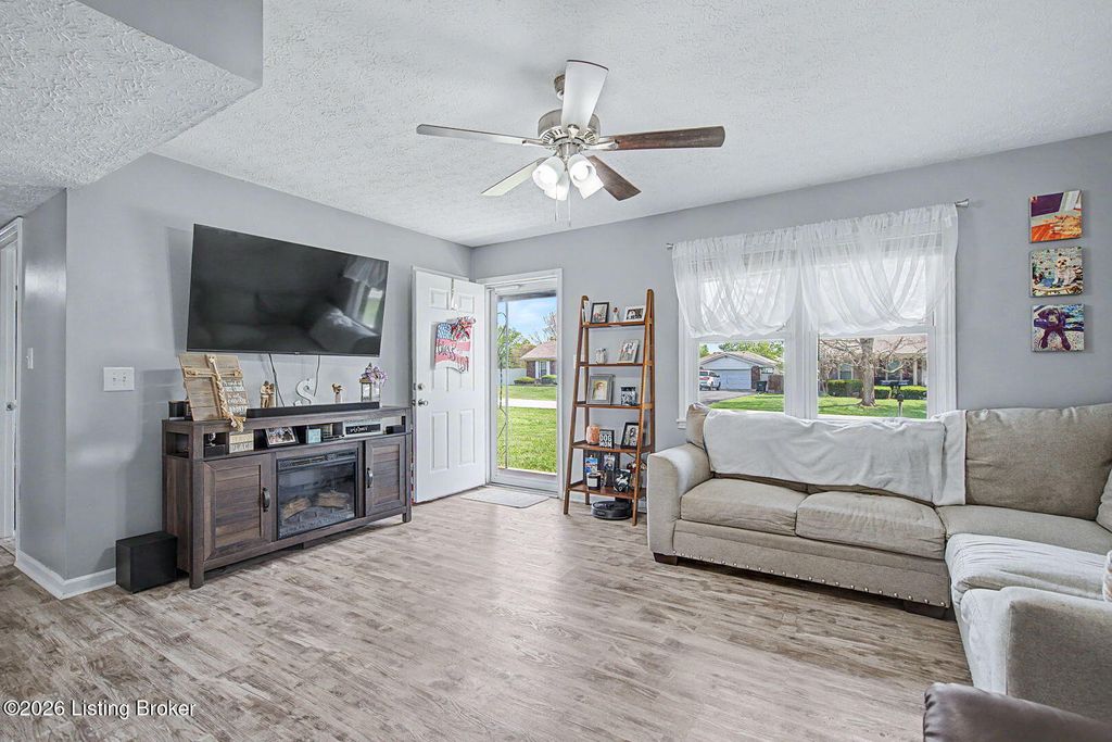 Photo of 175 Mary Dr, Mt Washington, KY 40047 (MLS # 1715398)