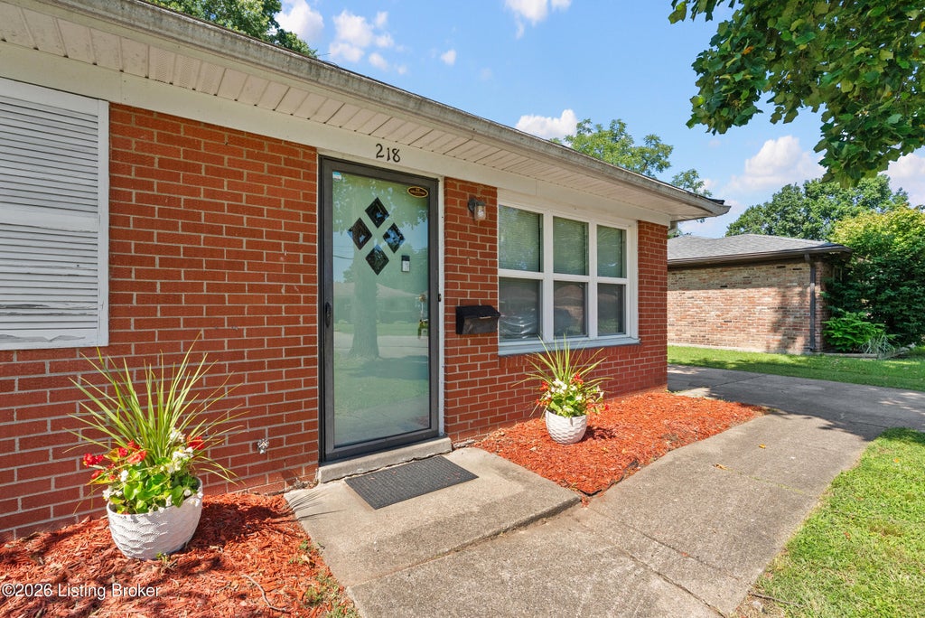 Photo of 218 Mackie Ln, Louisville, KY 40214 (MLS # 1721515)