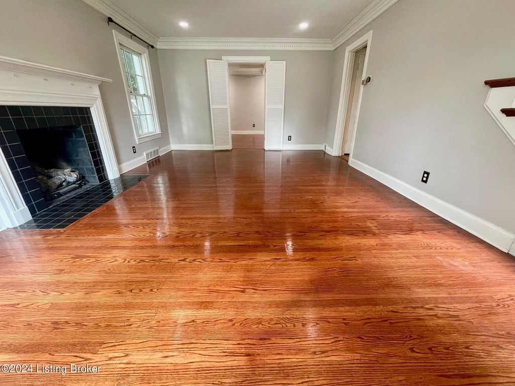 Photo of 210 Don Allen Rd, Louisville, KY 40207 (MLS # 1704511)