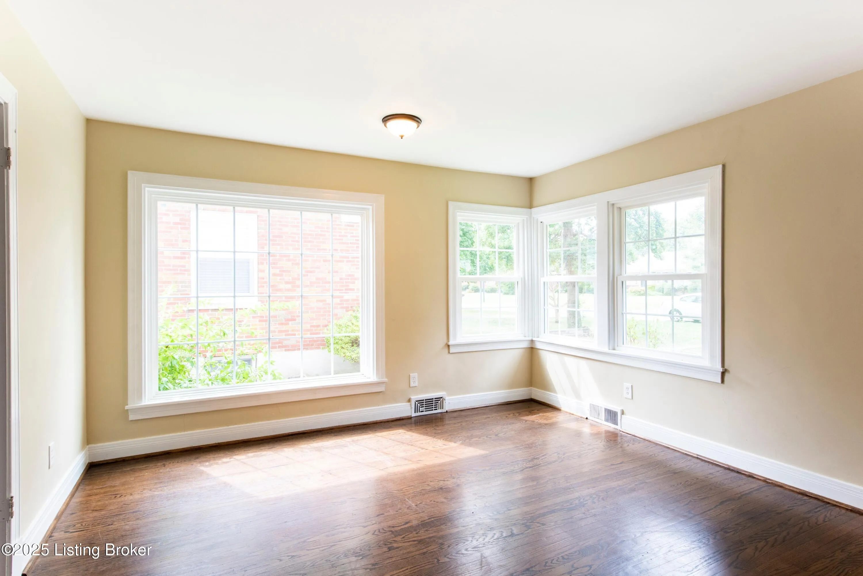 Louisville, Kentucky 40205, United States, 3 Bedrooms Bedrooms, ,2 BathroomsBathrooms,Residential,Active,136256