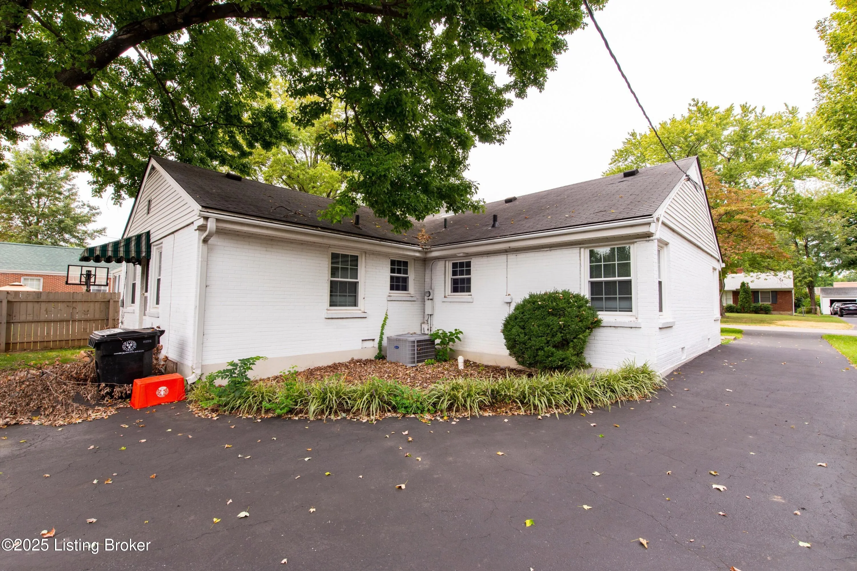 Louisville, Kentucky 40205, United States, 3 Bedrooms Bedrooms, ,2 BathroomsBathrooms,Residential,Active,136256