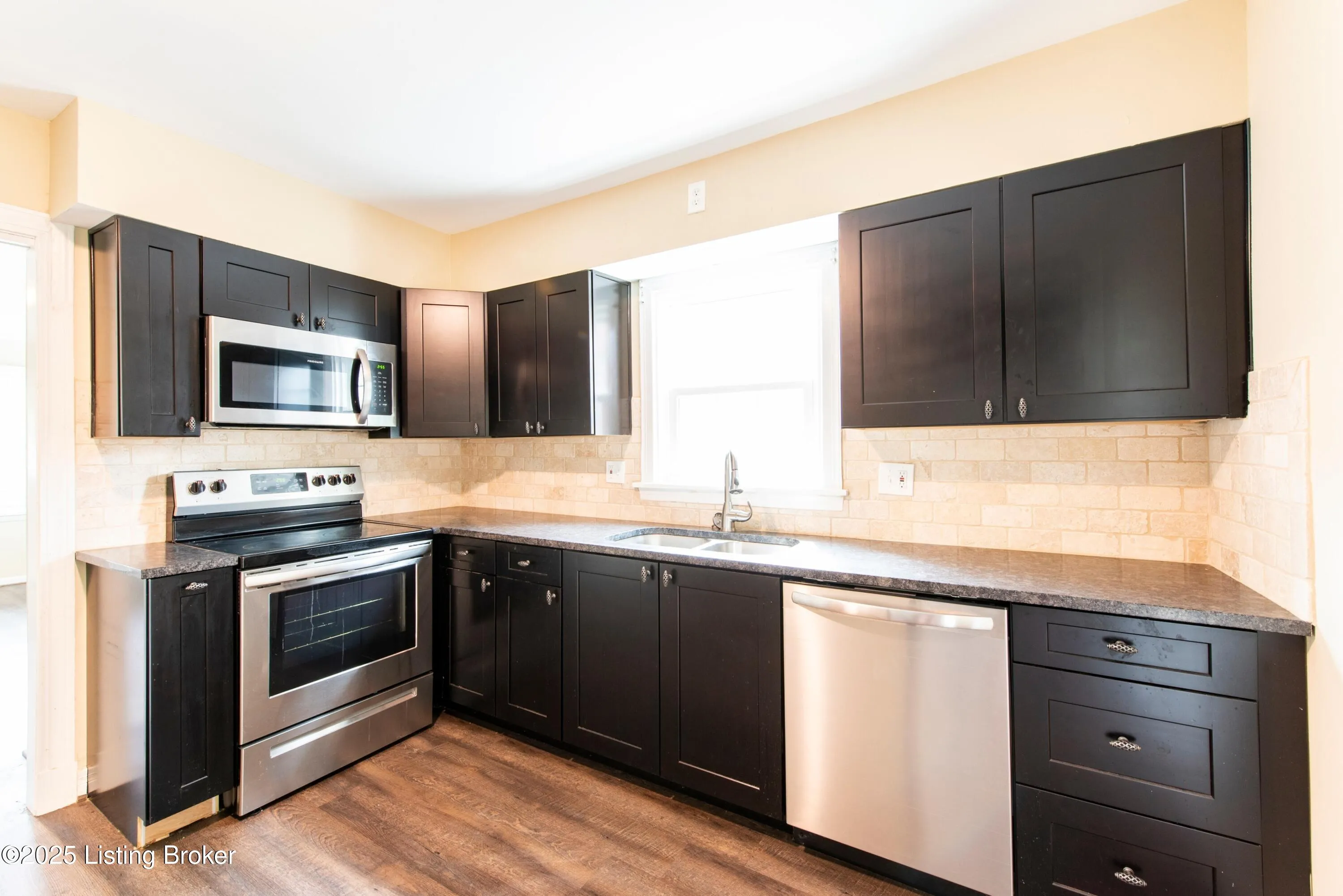 Louisville, Kentucky 40205, United States, 3 Bedrooms Bedrooms, ,2 BathroomsBathrooms,Residential,Active,136256