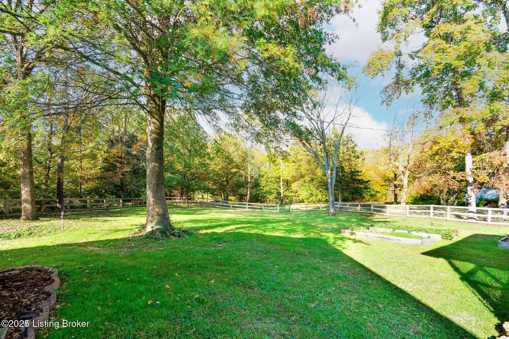 Photo of 1625 Tina Ct, La Grange, KY 40031 (MLS # 1702717)