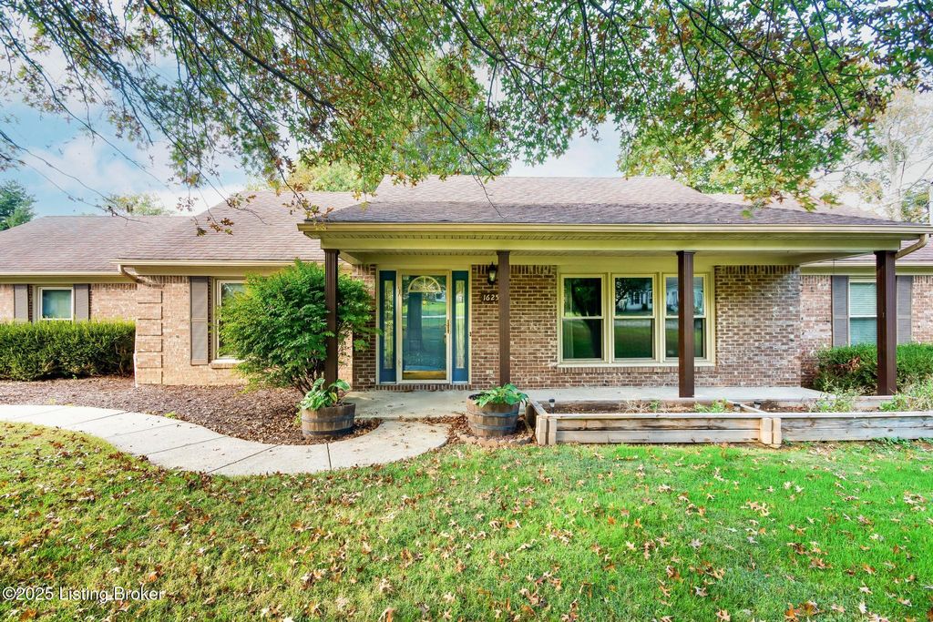 Photo of 1625 Tina Ct, La Grange, KY 40031 (MLS # 1702717)