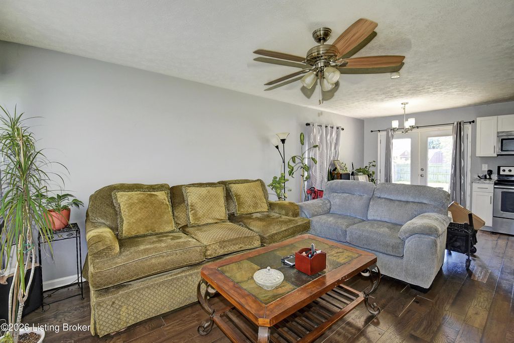 Photo of 323 Meadowood Rd, Louisville, KY 40229 (MLS # 1721614)