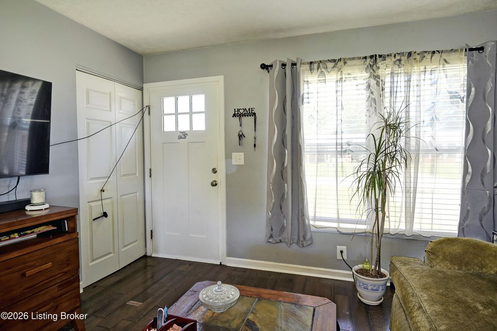 Photo of 323 Meadowood Rd, Louisville, KY 40229 (MLS # 1721614)