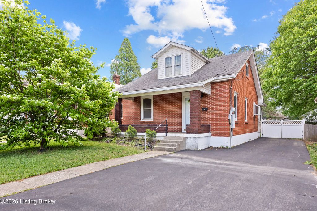 Photo of 830 Clarks Ln, Louisville, KY 40217 (MLS # 1716334)